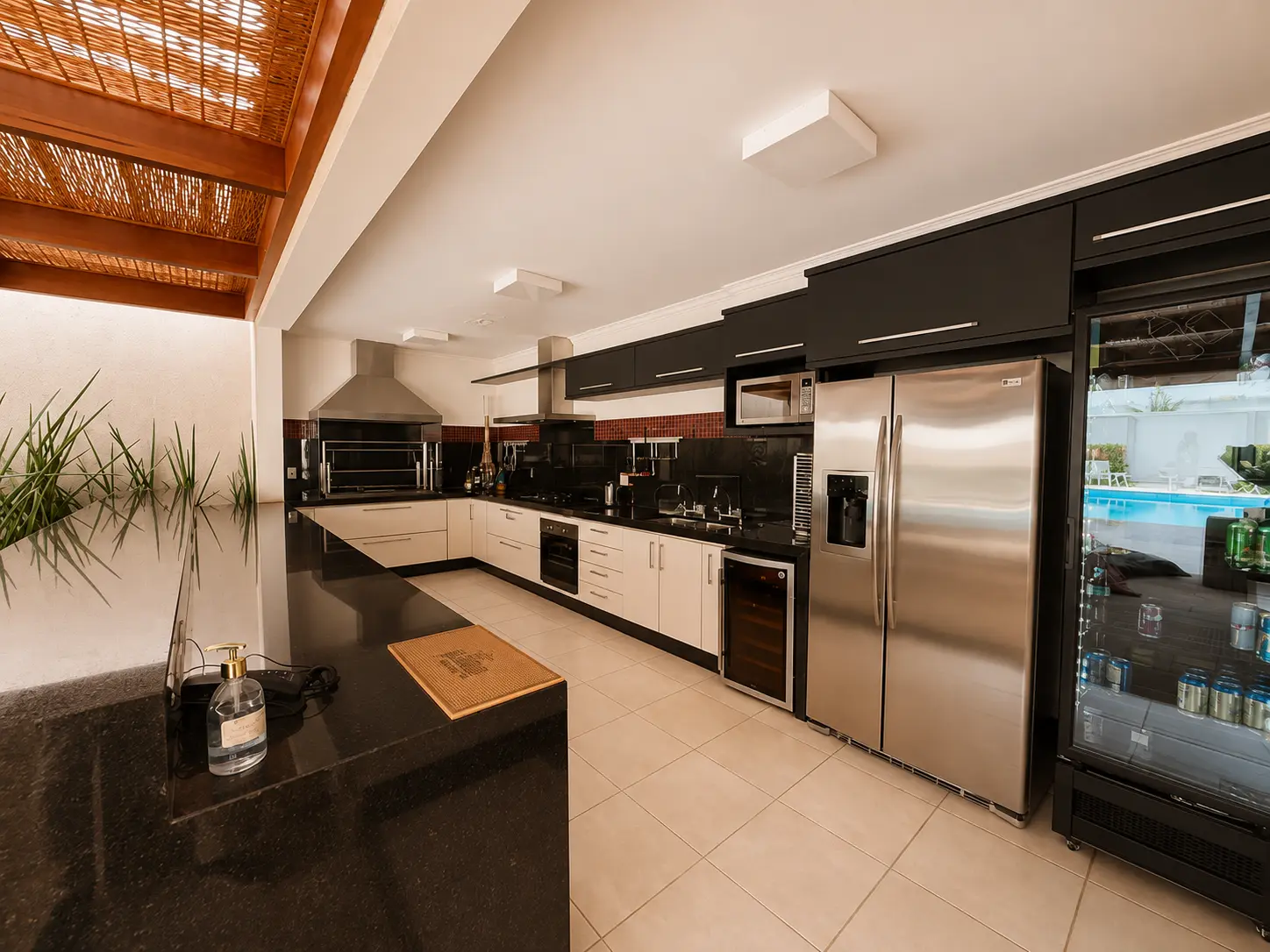 Cozinha do espaço gourmet com churrasqueira, adega e cervejeira
