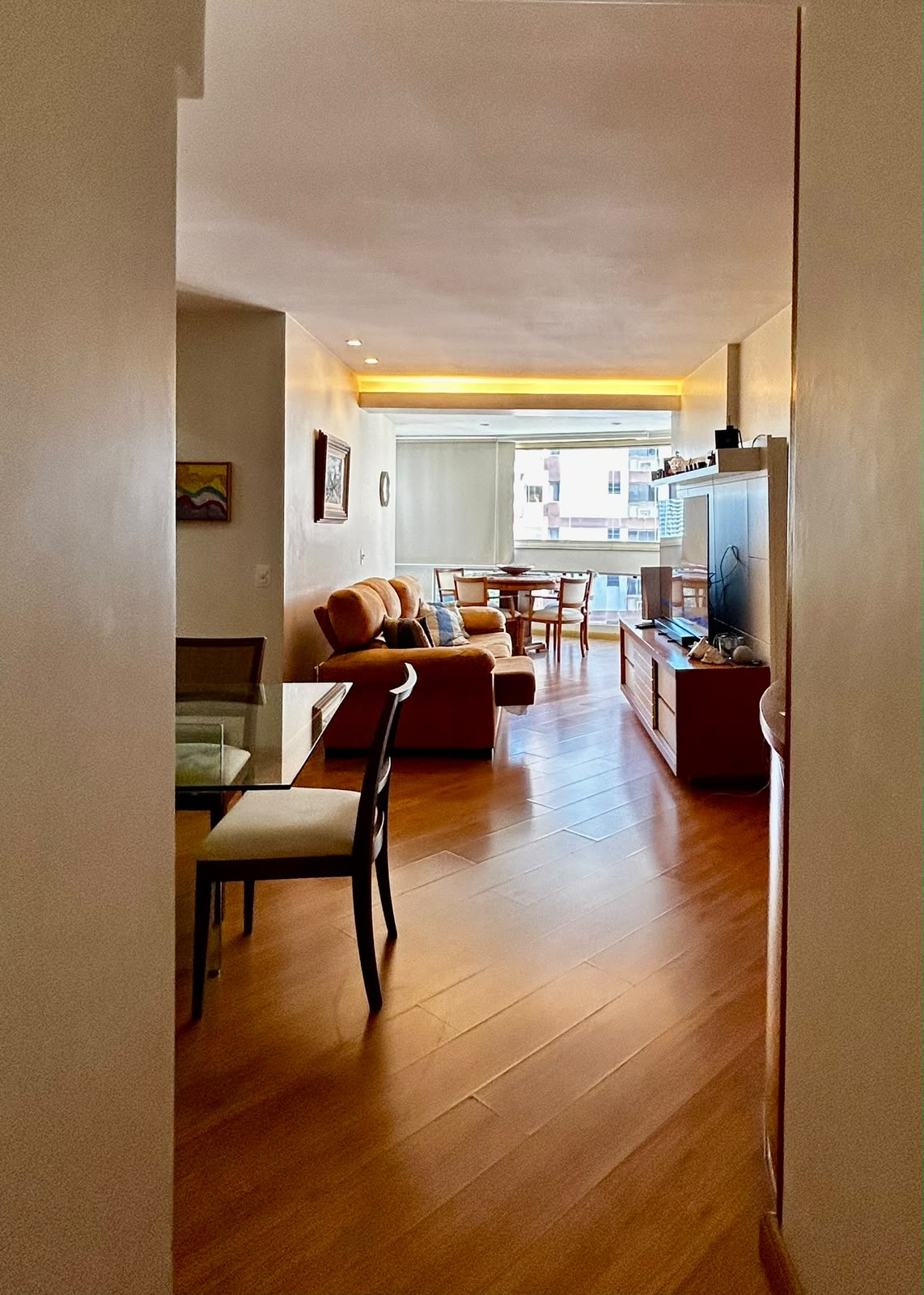 Sala em dois ambientes com piso de madeira