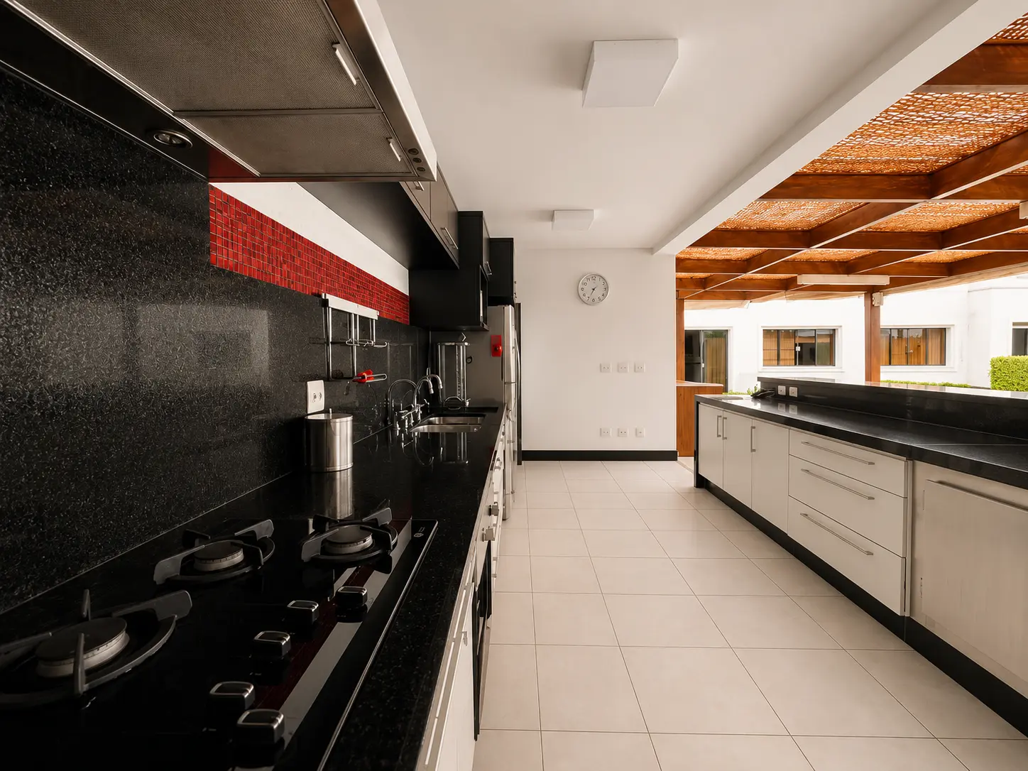 Bancada em granito preto e cooktop do espaço gourmet
