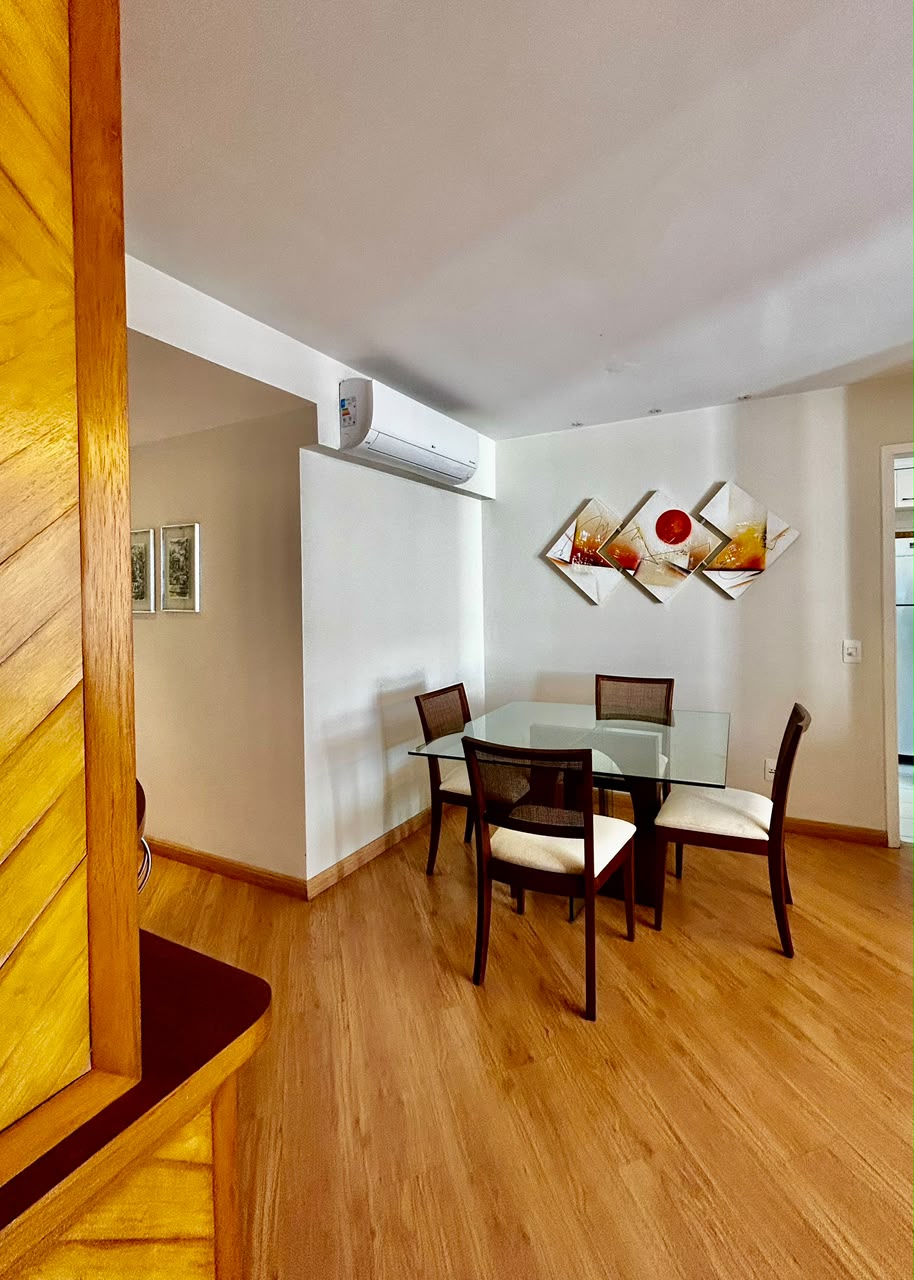Sala de jantar com mesa de vidro