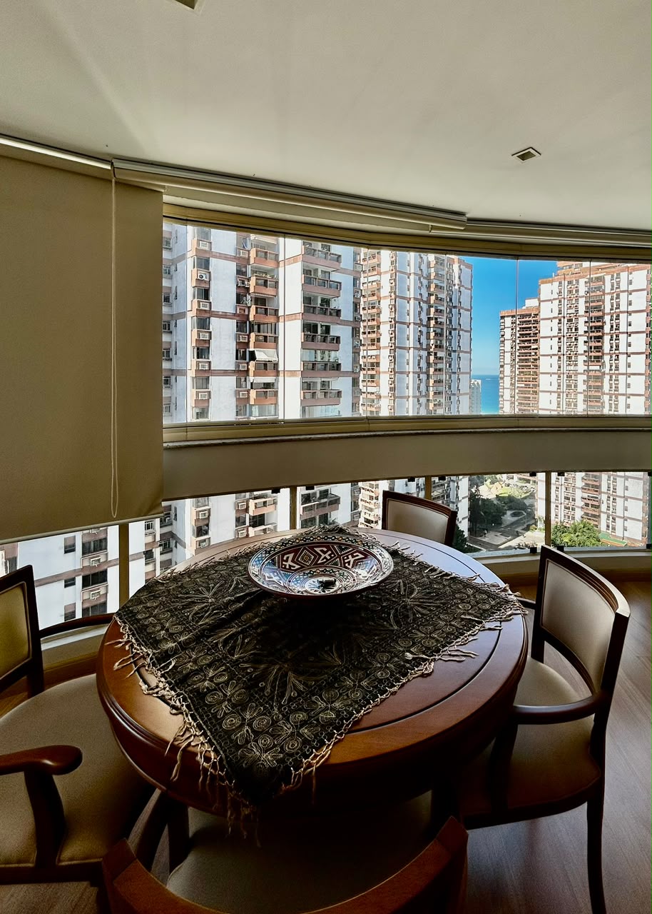 Varanda envidraçada em curva com vista para o mar