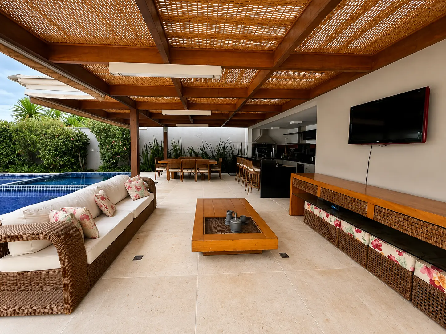Espaço gourmet coberto com pergolado e piscina