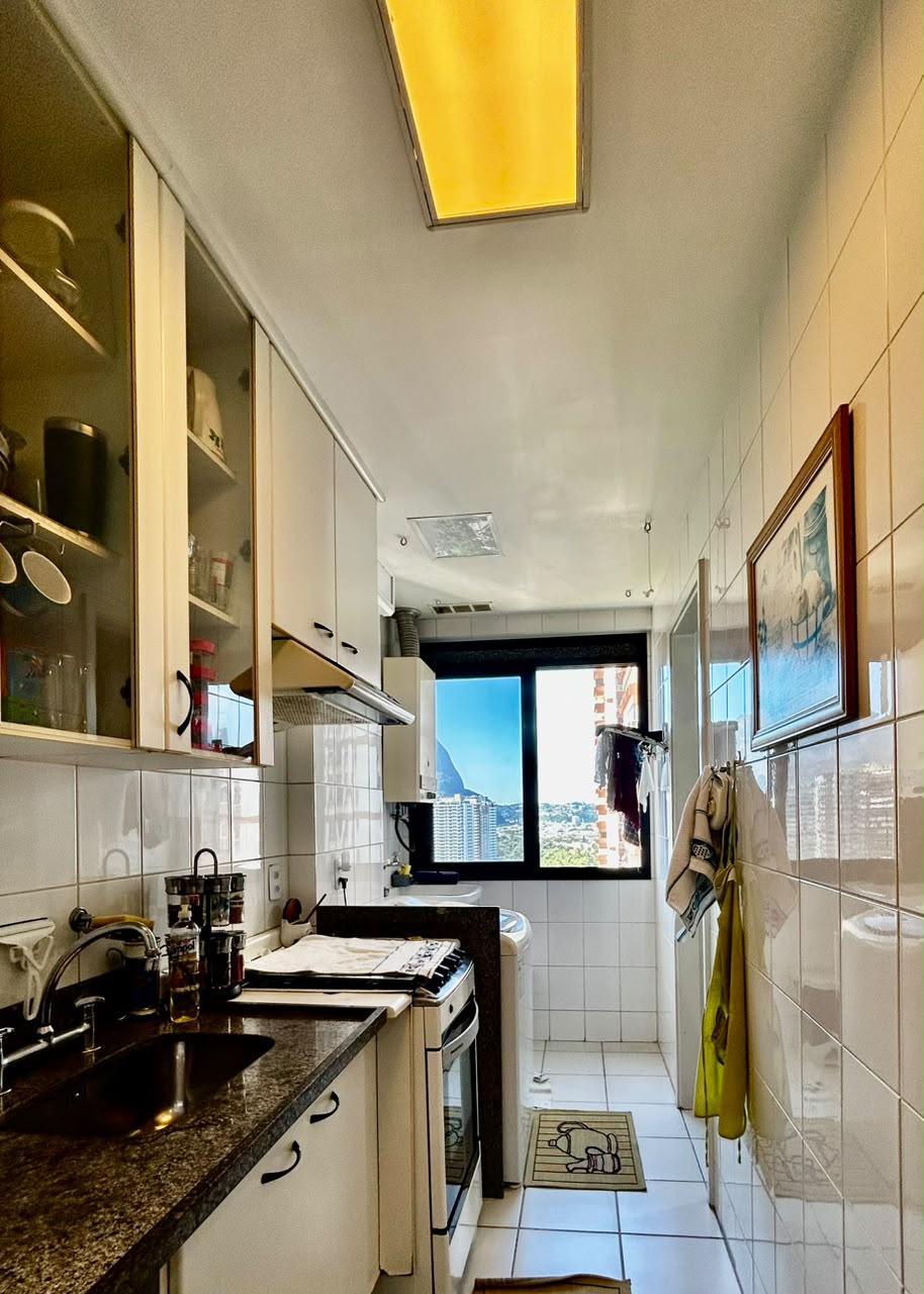 Cozinha com vista e área de serviço