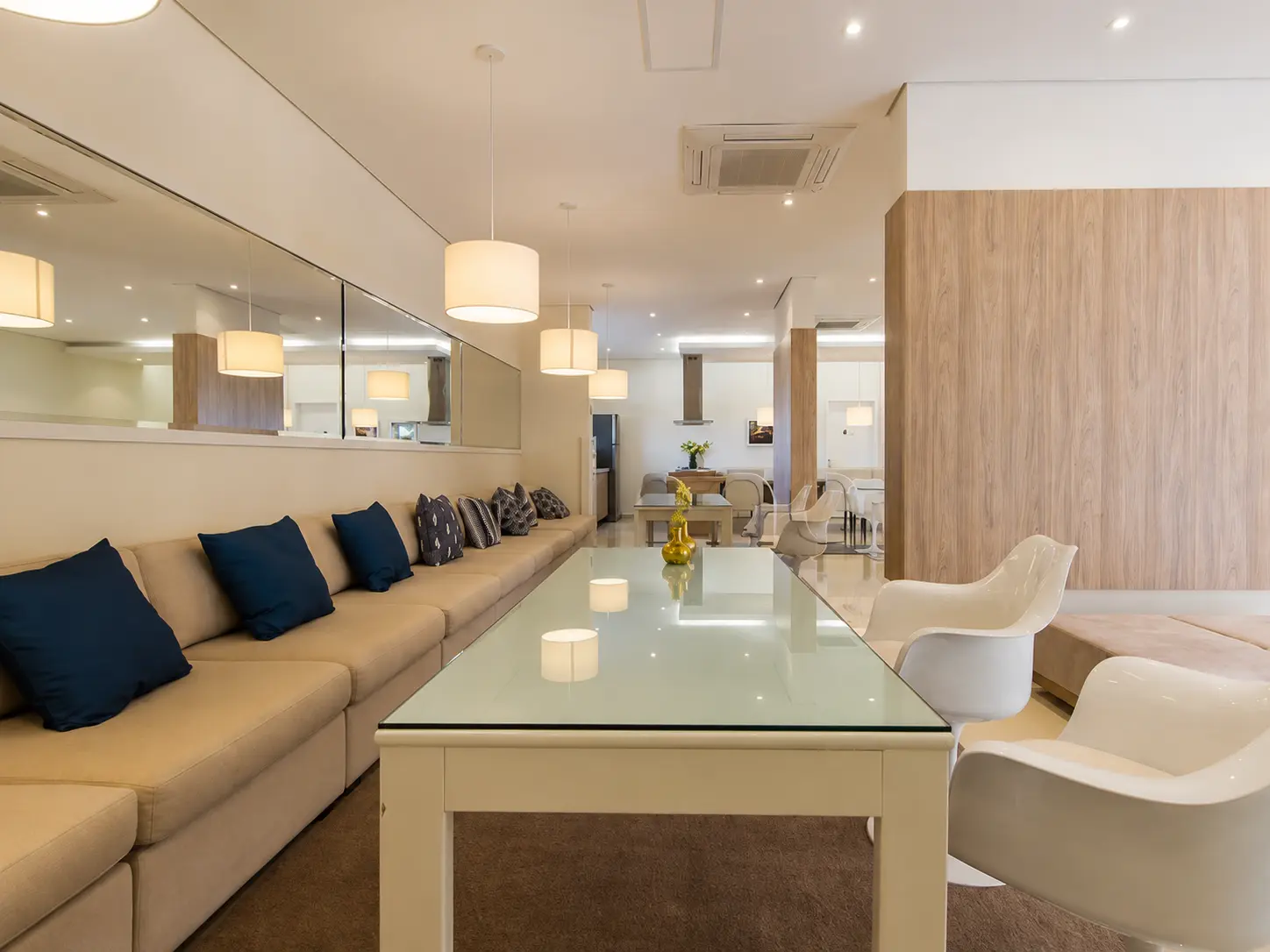 Lounge social do condomínio com mesa de jogos e estar
